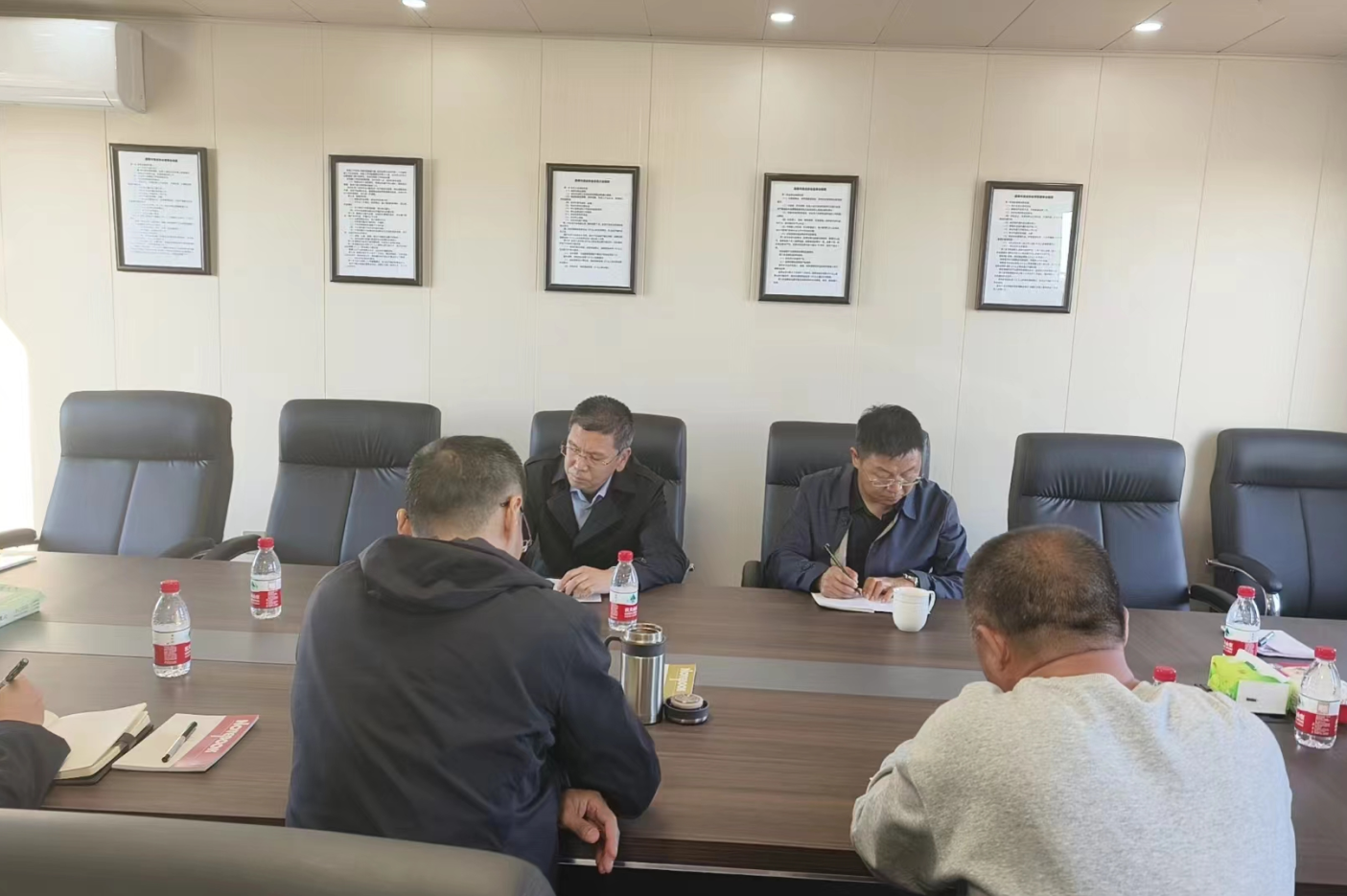 大洼區(qū)副區(qū)長李震主持小漁船進港?？肯嚓P(guān)會議