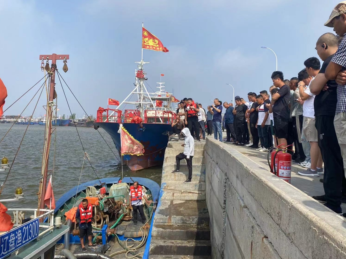 盤錦市漁業(yè)協(xié)會(huì)聯(lián)合大洼區(qū)農(nóng)業(yè)農(nóng)村局、盤錦市寶航船務(wù)有限責(zé)任公司成功舉辦海上作業(yè)安全急救實(shí)操演練